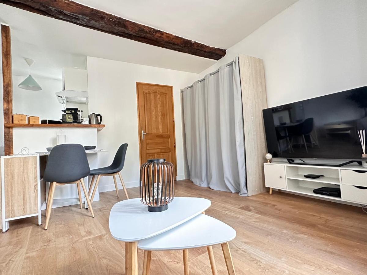 Home Up Pontoise Exterior photo