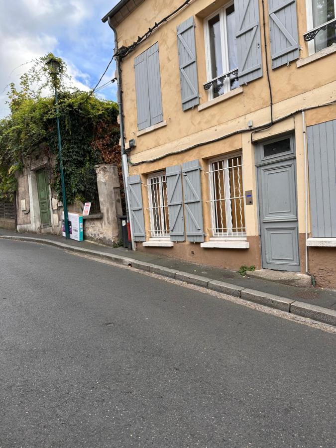 Home Up Pontoise Exterior photo